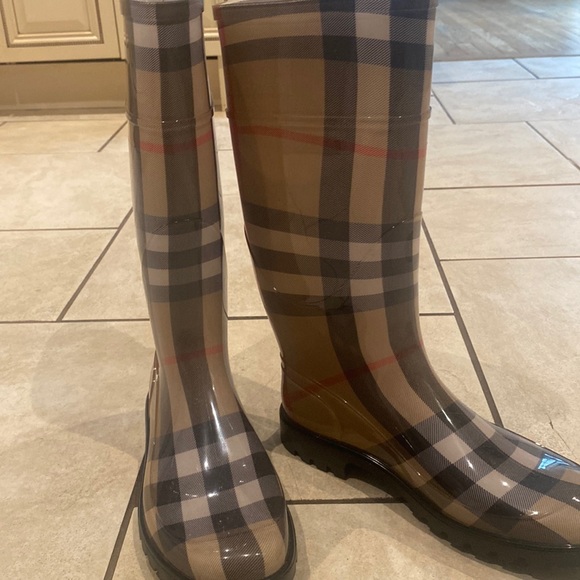 Burberry rain boots size 41 - Picture 1 of 2